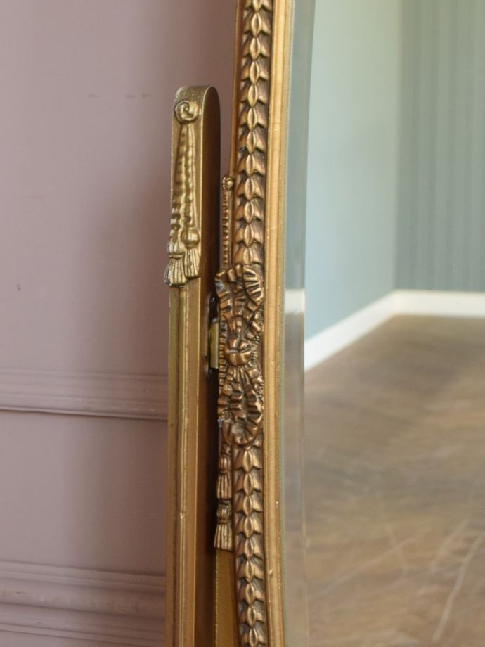 フランスで見つけたアンティークの鏡、縁取りのデザインが優雅な姿見