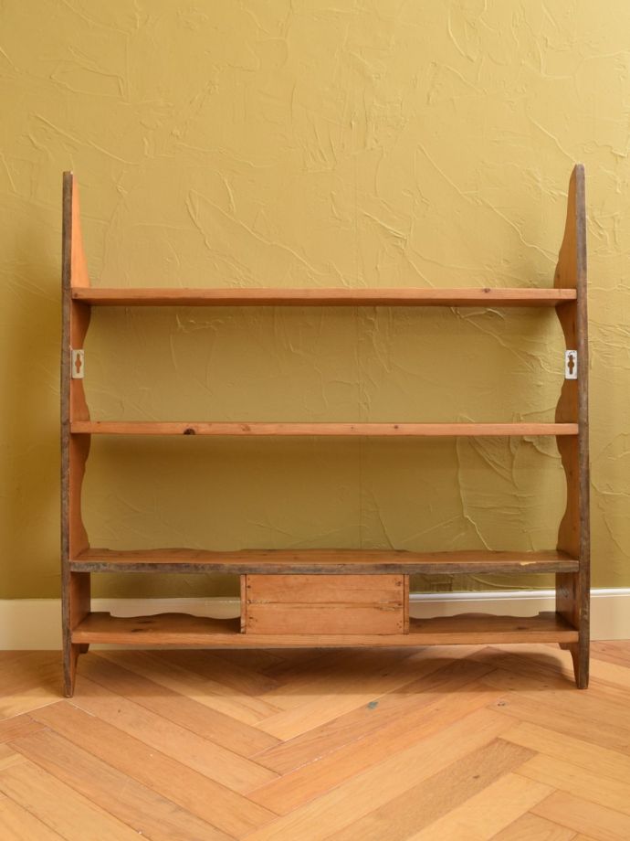 イギリスから届いたおしゃれな飾り棚、オールドパイン材のアンティーク