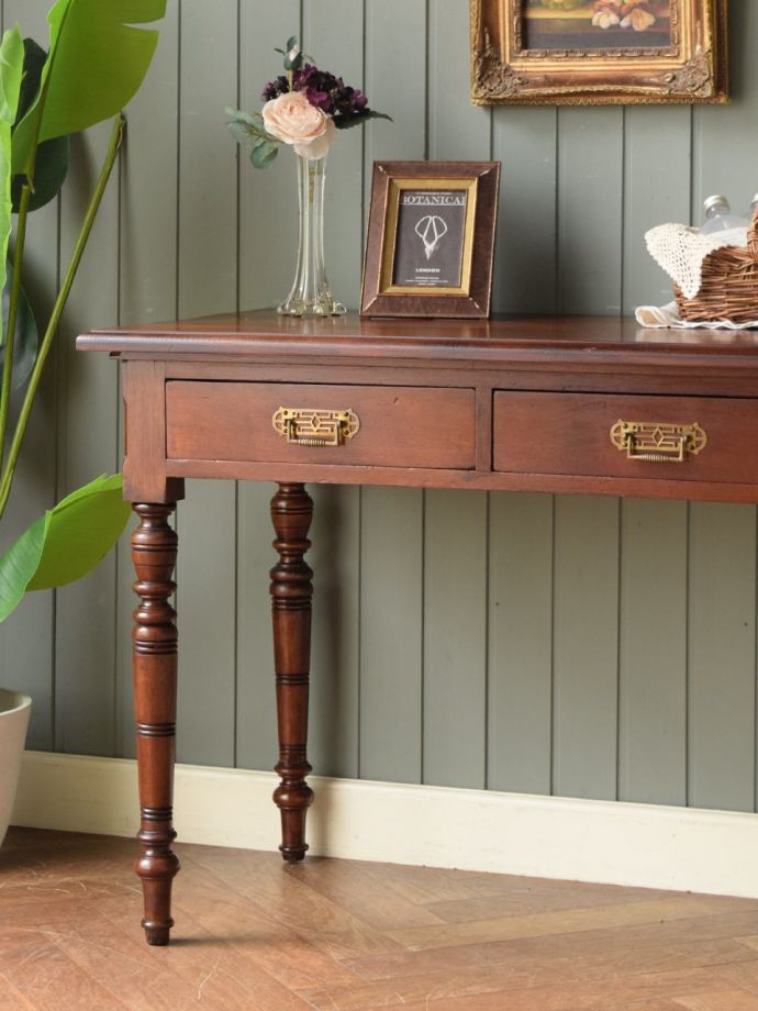 英国から届いたアンティークのデスク、シノワズリの取っ手がおしゃれな