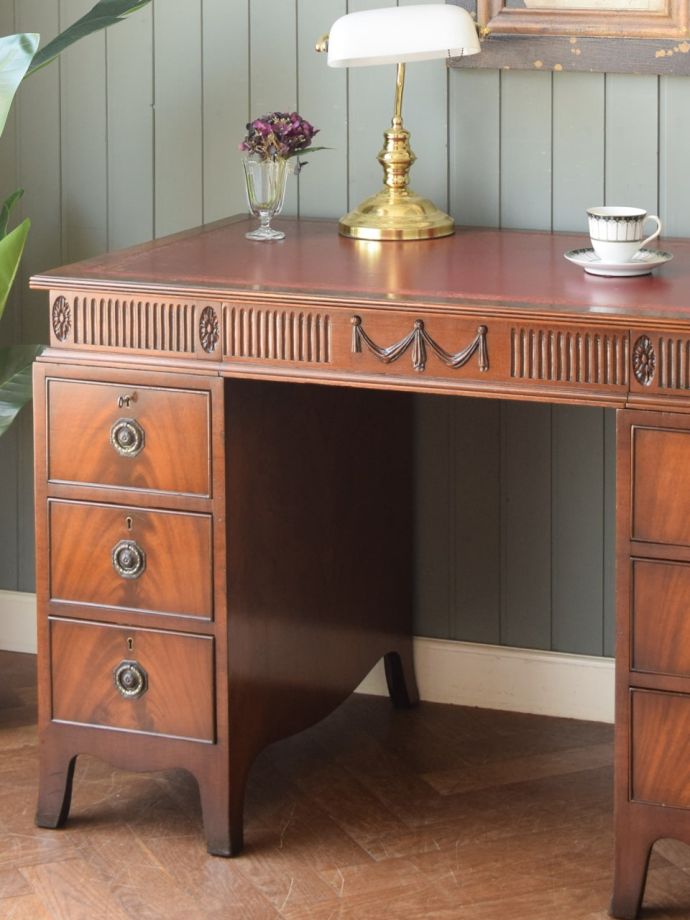 英国アンティークの豪華な書斎机、マホガニー材の杢目が美しい