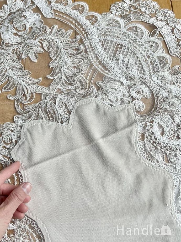 フランスアンティーク風のおしゃれなテーブルセンター、華やかな刺繍が