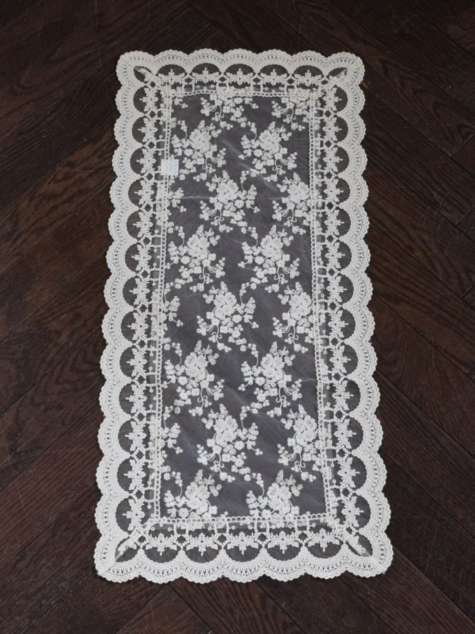 フランスアンティーク風のテーブルランナー、手刺繍風の華やかなレース