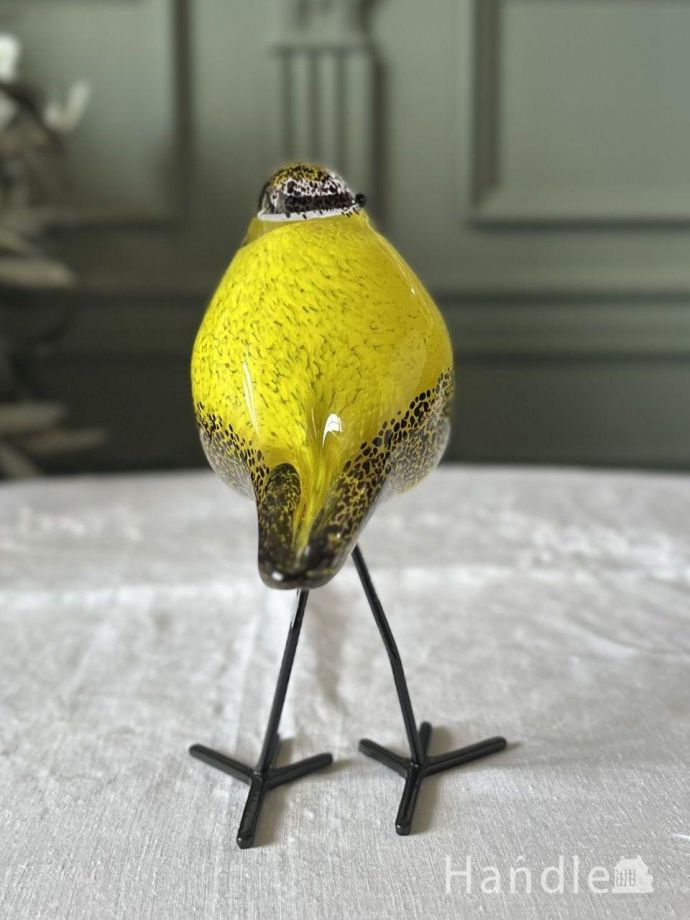 爽やかなイエロー色のガラスのオブジェ、ころんとした形が可愛いガラス