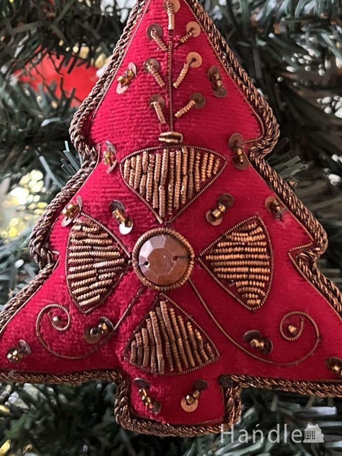 クリスマスツリーを華やかに彩ってくれる、真っ赤なツリーの形の