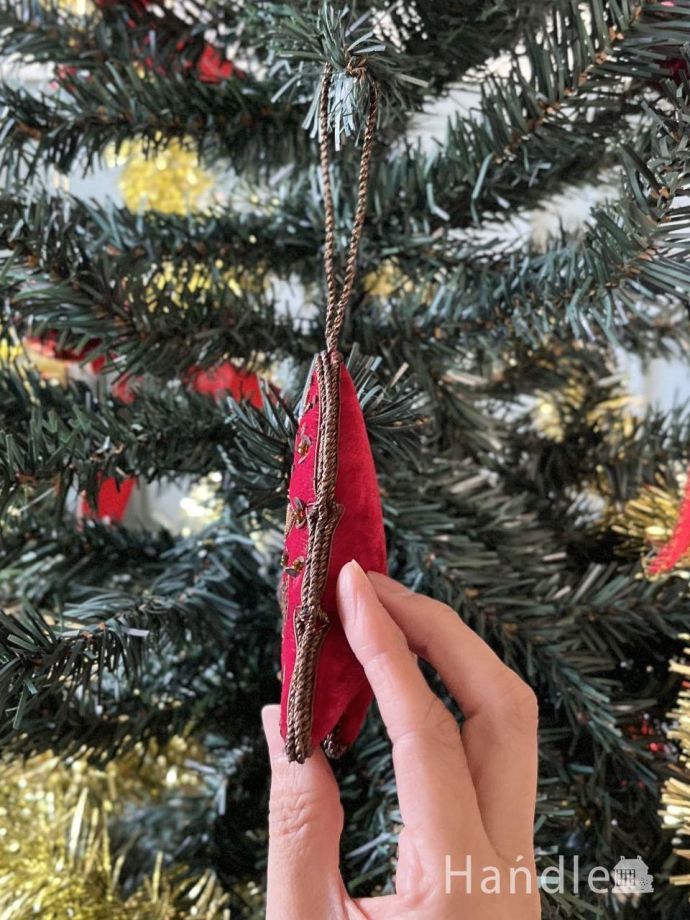 クリスマスツリーを華やかに彩ってくれる、真っ赤なツリーの形の