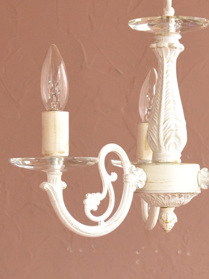 アンティーク調の照明器具、クリスタルのお皿が付いた3灯の