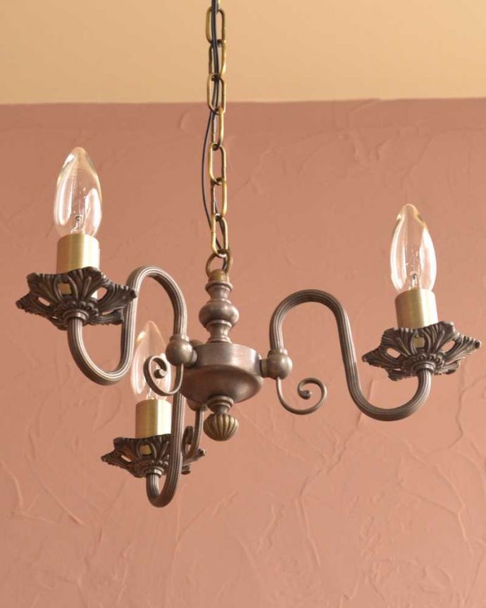 アンティーク風の真鍮製3灯シャンデリア（アンティーク色・電球なし