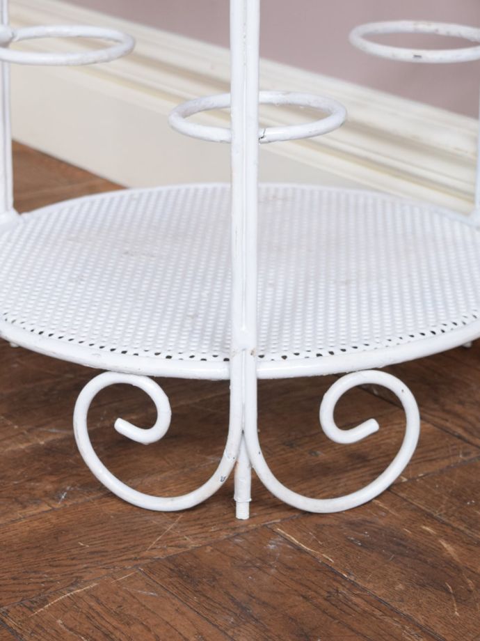 フランスから届いた白いアンティークテーブル、ワインラックの付いた