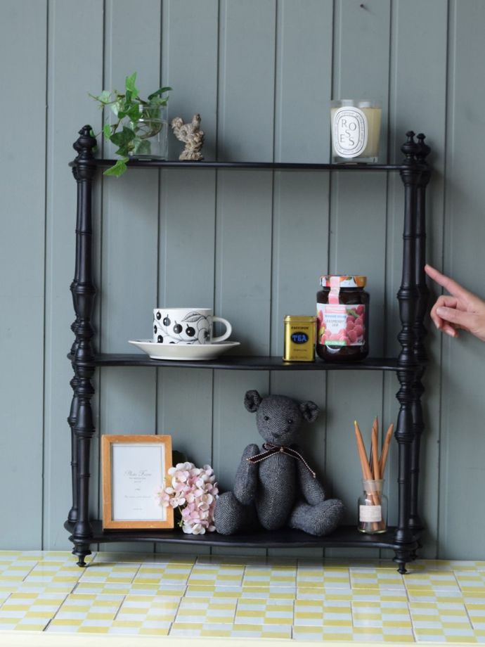 フランスのアンティークシェルフ、挽き物細工がおしゃれな黒い飾り棚(d