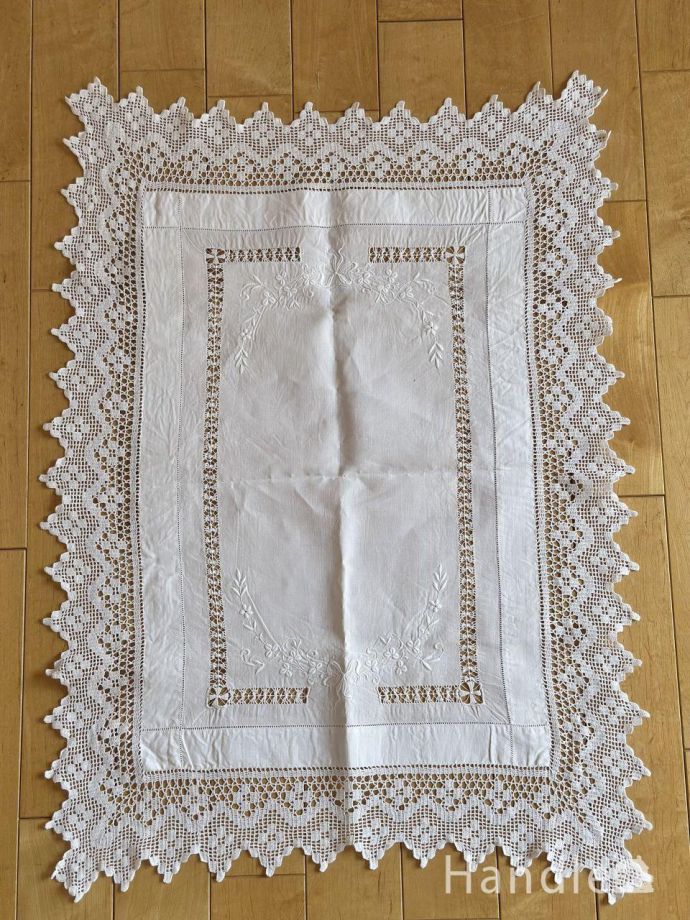 リボンの刺繍が入ったスクエア型のクロス、フランスから届いた