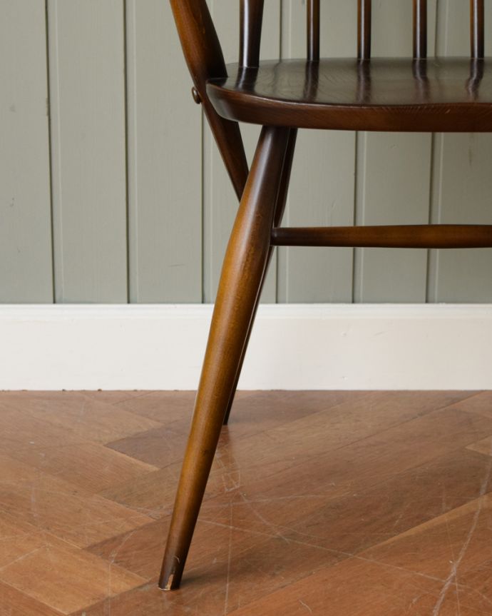 アーコールのクエーカーアームチェア（オリーブチョコ色・アーム付き