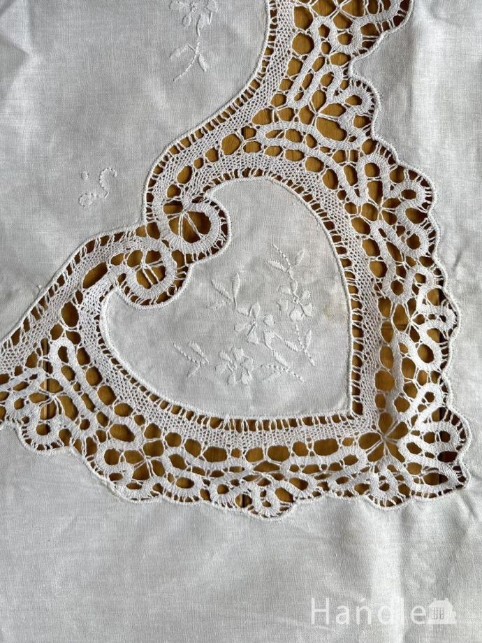 フランスから届いたアンティーク雑貨、ドロンワークレースのテーブル