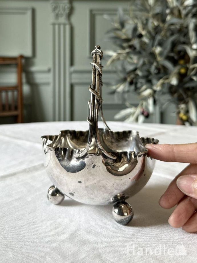 英国のアンティークシルバープレートのボウル、お花の形の持ち手付きの