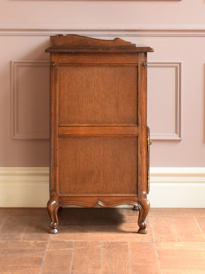 フランスから届いた美しいベッドサイドチェスト、カブリオールレッグが