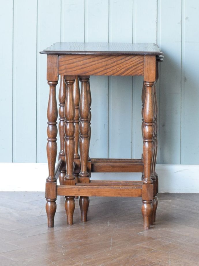 アンティークのネストテーブル、脚のデザインがおしゃれなフランスの