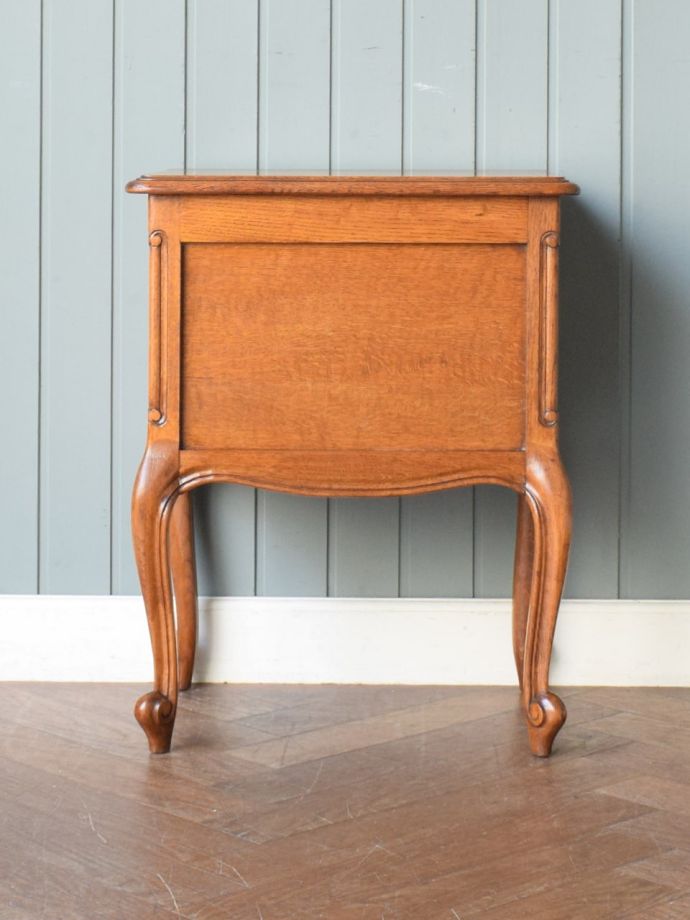 フランスアンティークのサイドキャビネット、猫足が美しいおしゃれな