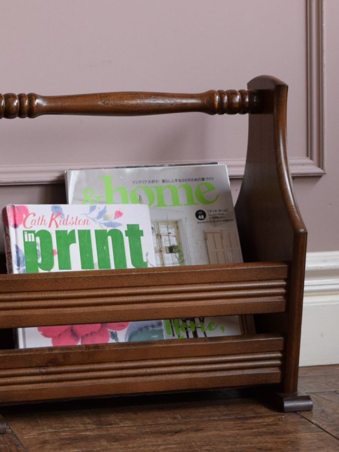 持ち運びが出来る便利なマガジンラック、英国アンティークの雑誌収納