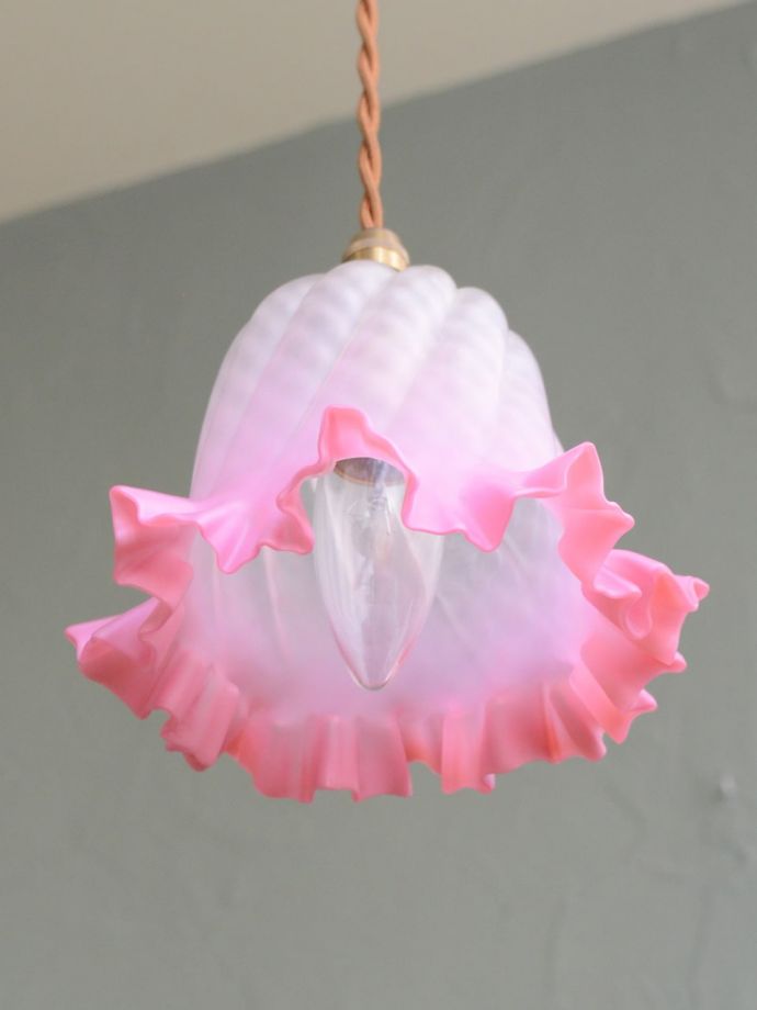 ピンク色のフリルがとってもキュートな照明、アンティークガラスの