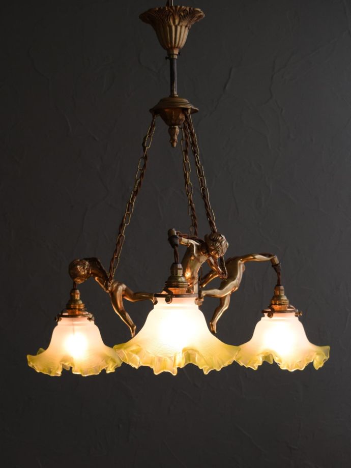 フランスで見つけた天使のモチーフのシャンデリア、アンティークの照明
