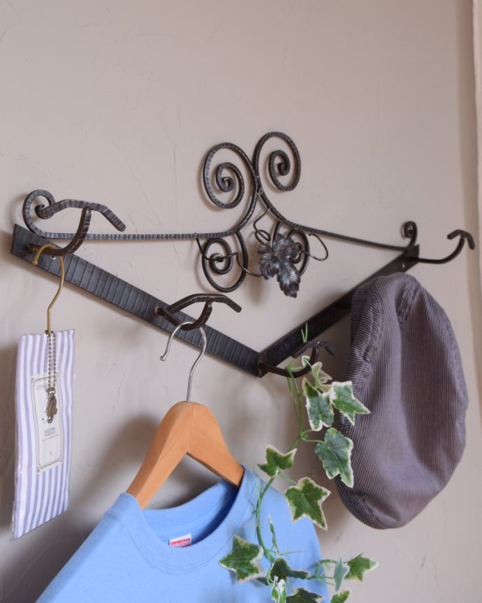 葡萄の葉が素敵なフランス輸入のアイアン製アンティークのハンガー