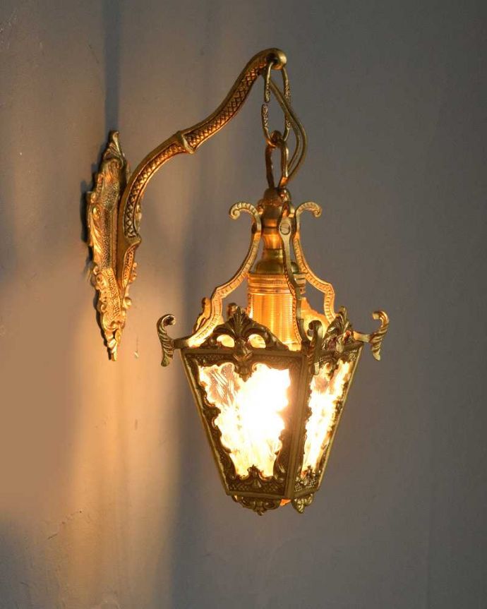 真鍮細工もガラスの模様も美しいアンティーク壁付けウォールランプ