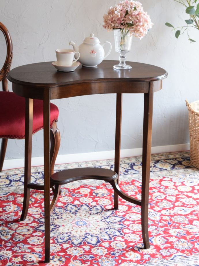 豆の形をした天板が可愛いアンティークテーブル、美しいテーパード