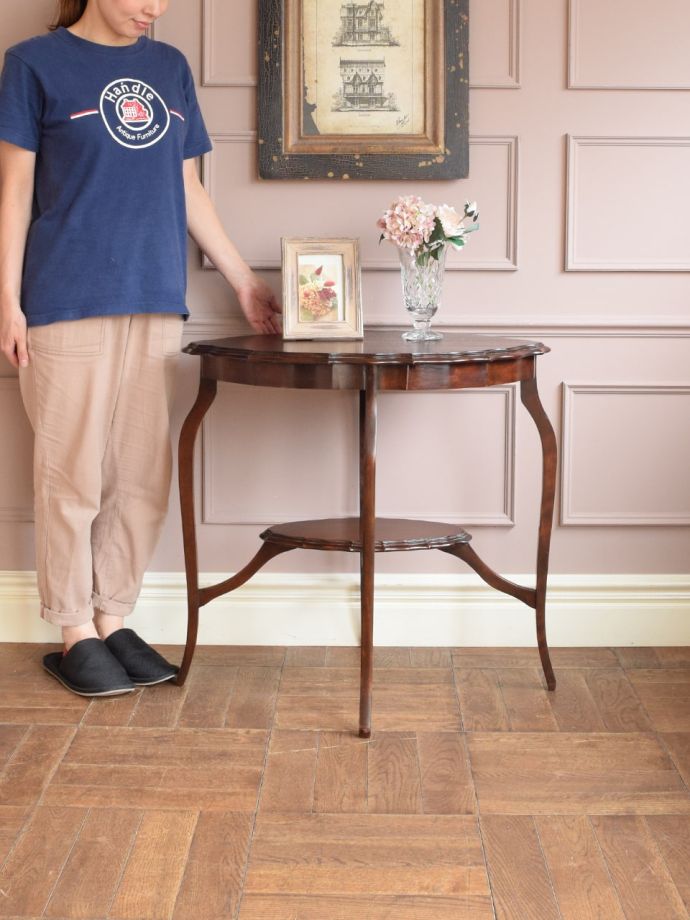 イギリスから届いたマホガニー材のオケージョナルテーブル、天板の