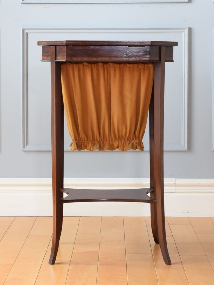 アンティークのめずらしいサイドテーブル、テーパードレッグの