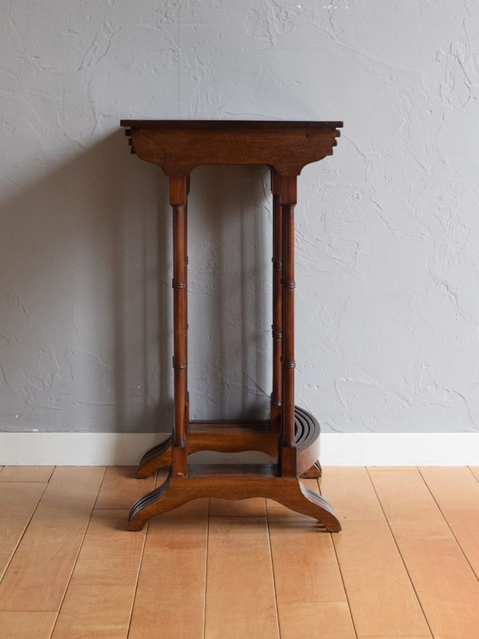 英国から届いた4台セットのテーブル、天板に象嵌が入ったネスト