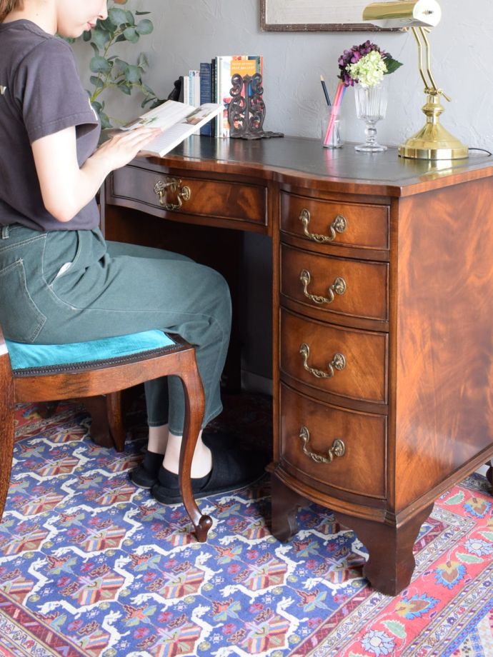 イギリスで見つけたおしゃれなアンティークの書斎机、マホガニー材の