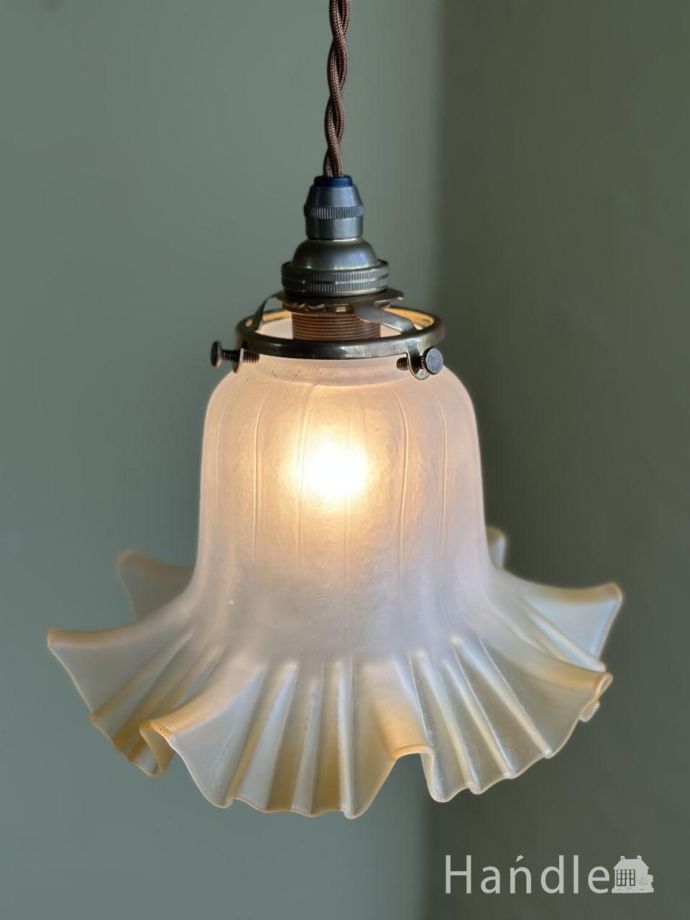 フリルが可愛いガラスシェード、アンティーク調のペンダントライト