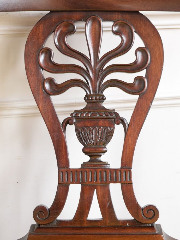 英国のアンティークの椅子、透かし彫りが美しいマホガニー材のコーナー