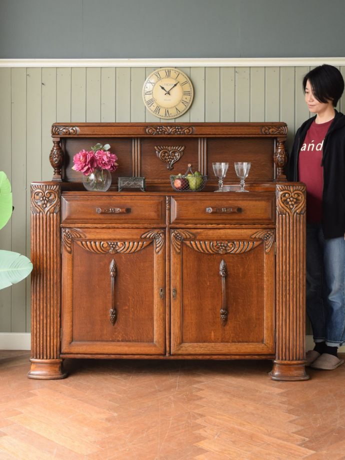 イギリスのアンティーク家具、お花の彫刻が美しいアールデコのサイド