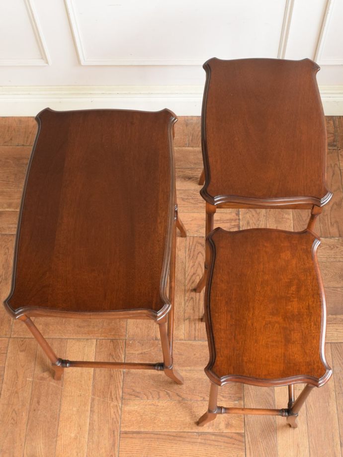 英国アンティークの3台セットのテーブル、ウォールナット材のネスト