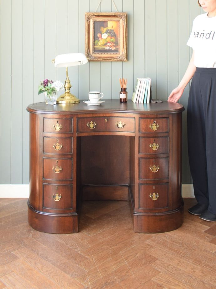 キドニー型のおしゃれなアンティークの書斎机、イギリスから届いた