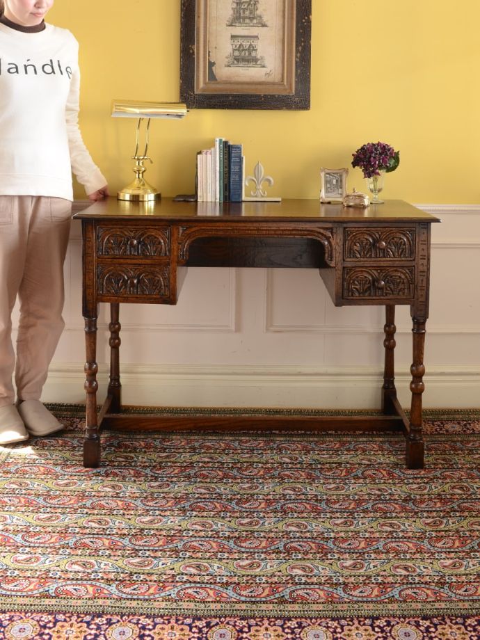 イギリスから届いたおしゃれなアンティークデスク、アカンサス模様の彫