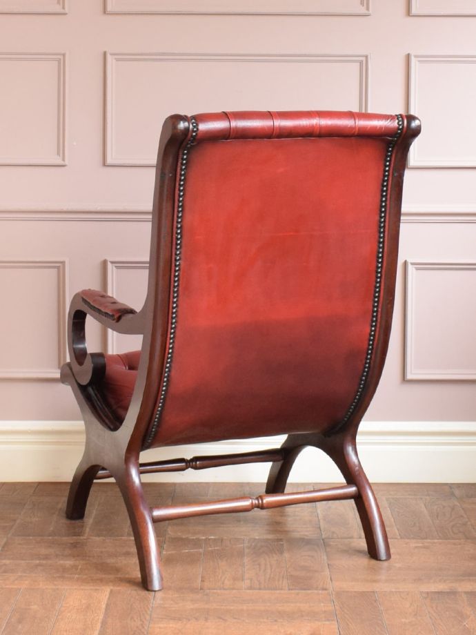 ボタンダウンがカッコいい革張りのパーソナルチェア、チェスター