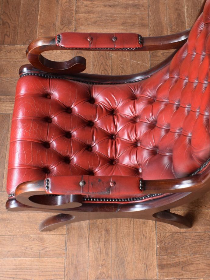 ボタンダウンがカッコいい革張りのパーソナルチェア、チェスター