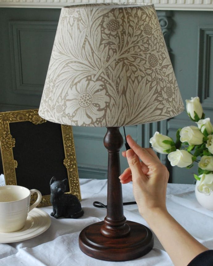 アンティーク風のおしゃれなテーブルランプ、ウィリアムモリス柄の