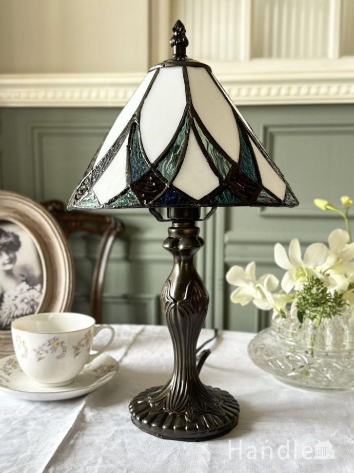 英国アンティーク調のおしゃれなテーブルランプ、ステンドグラス