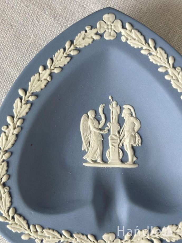 ウェッジウッドのジャスパーウェア、ペールブルー色のスペードの形を