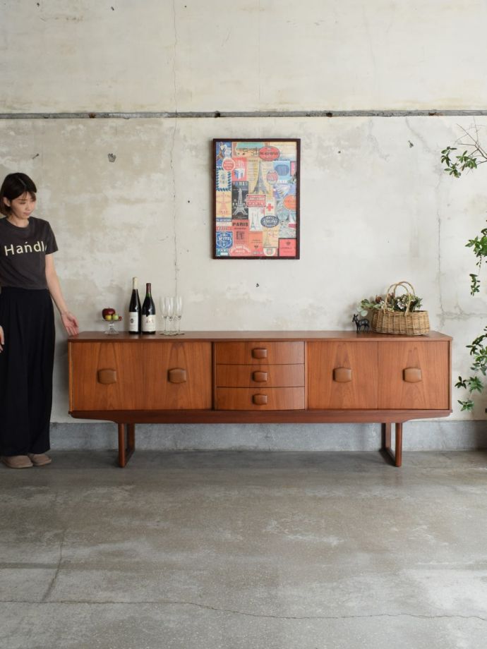 スクエア型の大きな取っ手がおしゃれなサイドボード、Jentiqueのミッド