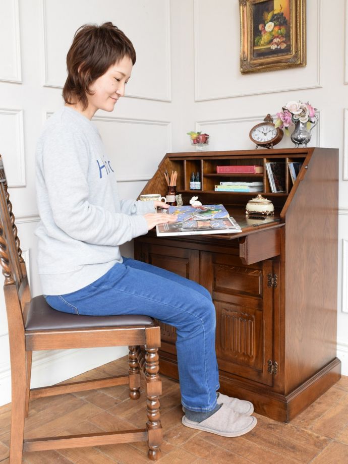 アンティーク風のおしゃれなライティングビューロー、重厚な雰囲気漂う