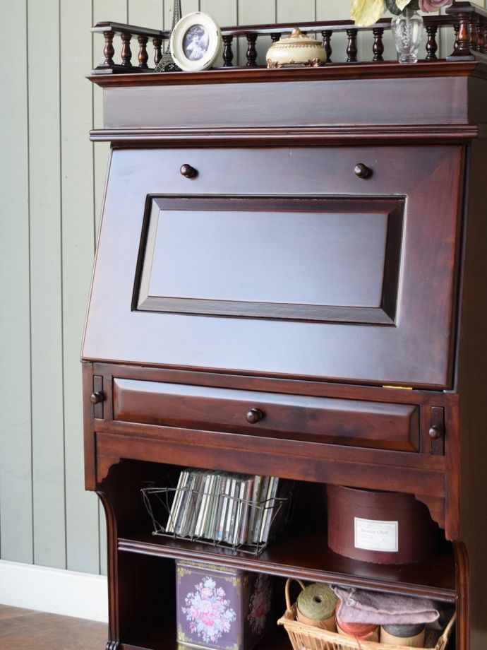 アンティーク風のおしゃれなデスク、マホガニー材のライティング