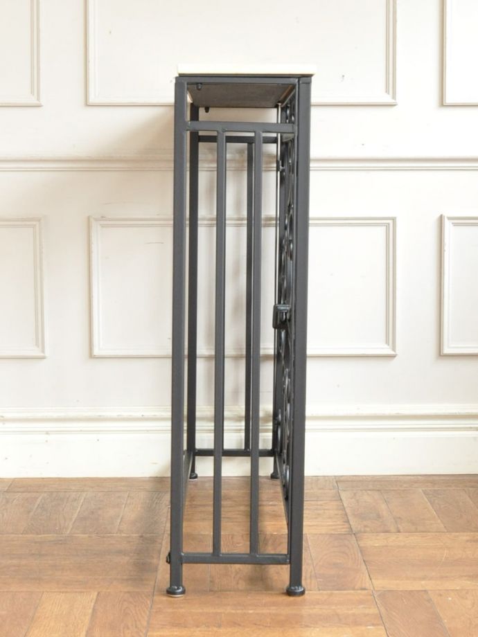 アンティーク風のおしゃれなテーブル、大理石天板✕アイアンの