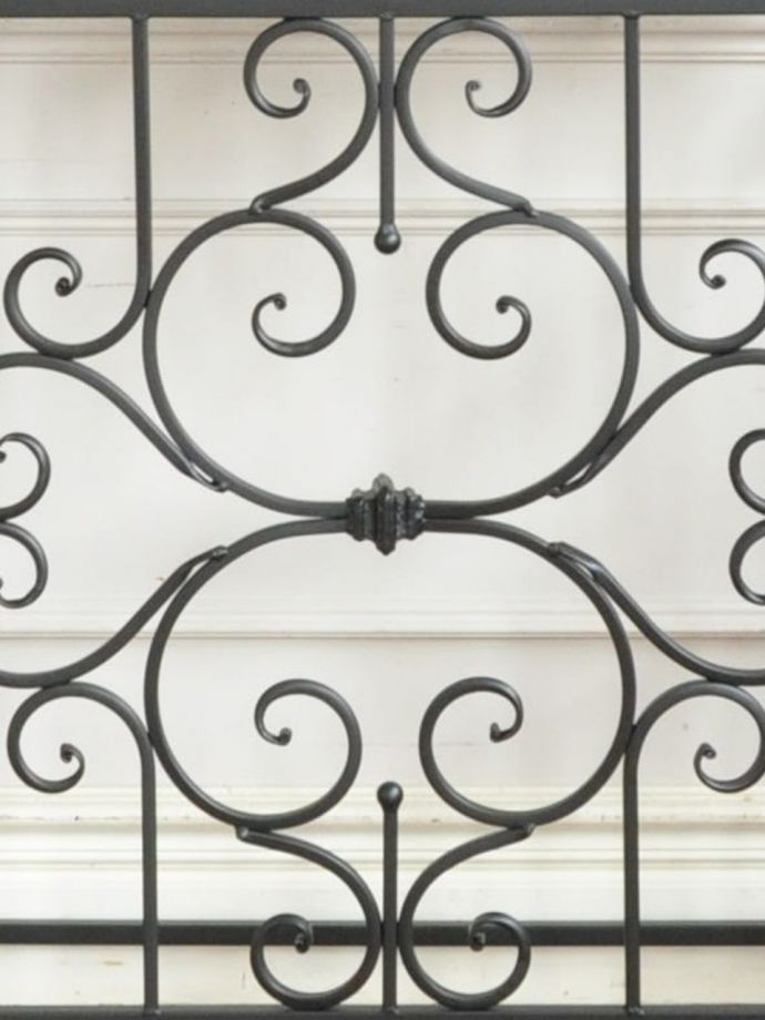 アンティーク風のおしゃれなテーブル、大理石天板✕アイアンの