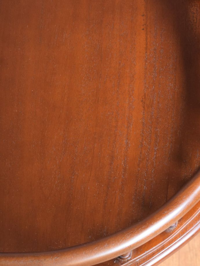 英国アンティーク調のサイドテーブル、天板の装飾がおしゃれなワイン