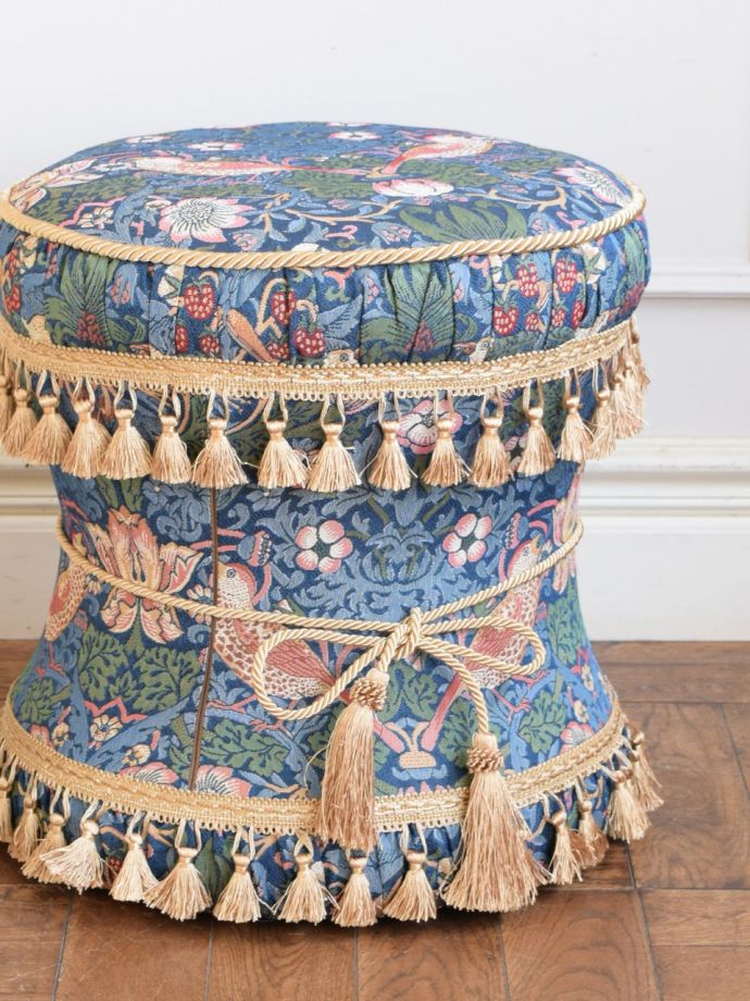 ウィリアムモリス風のおしゃれな椅子、いちご泥棒モチーフのスツール