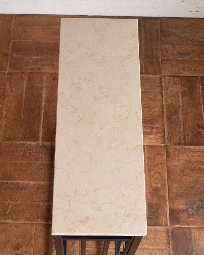 アンティーク風のテーブル、大理石天板✕アイアンのおしゃれな