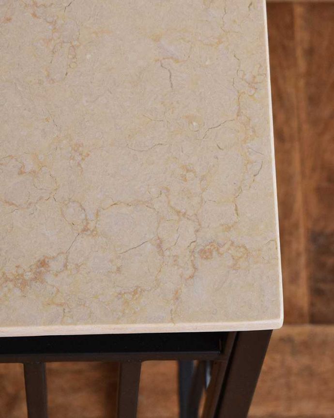 アンティーク風のテーブル、大理石天板✕アイアンのおしゃれな